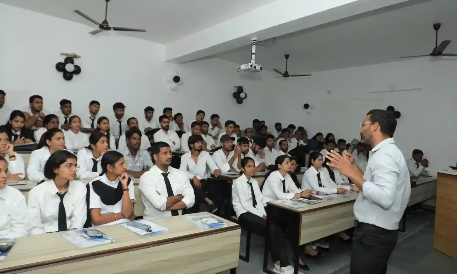 आचार्य चाणक्य लॉ कॉलेज में हुआ ओरिएंटेशन प्रोग्राम का आयोजन