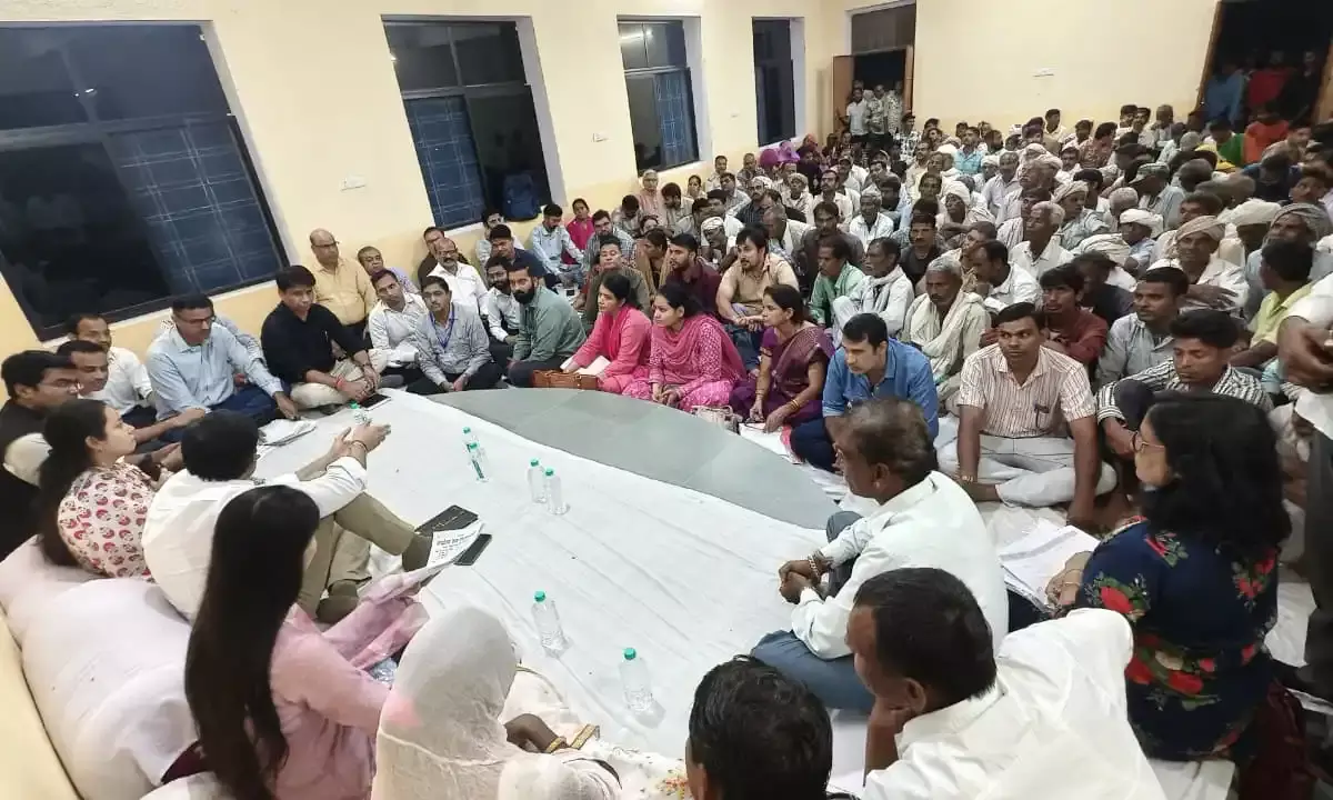रामज गांव में जिला कलक्टर की रात्रि चौपाल, कई शिकायतों का तुरंत निस्तारण