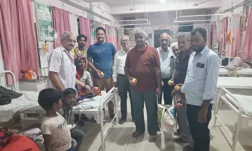 पूर्णिमा पर भारत विकास परिषद ने अस्पताल में किया फल वितरण