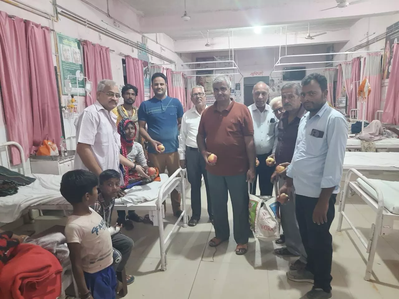 पूर्णिमा पर भारत विकास परिषद ने अस्पताल में किया फल वितरण