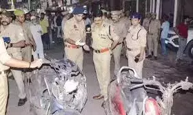 छापेमारी में मिला पटाखों का जखीरा, बारूद और सुतली बम के साथ 12 गिरफ्तार