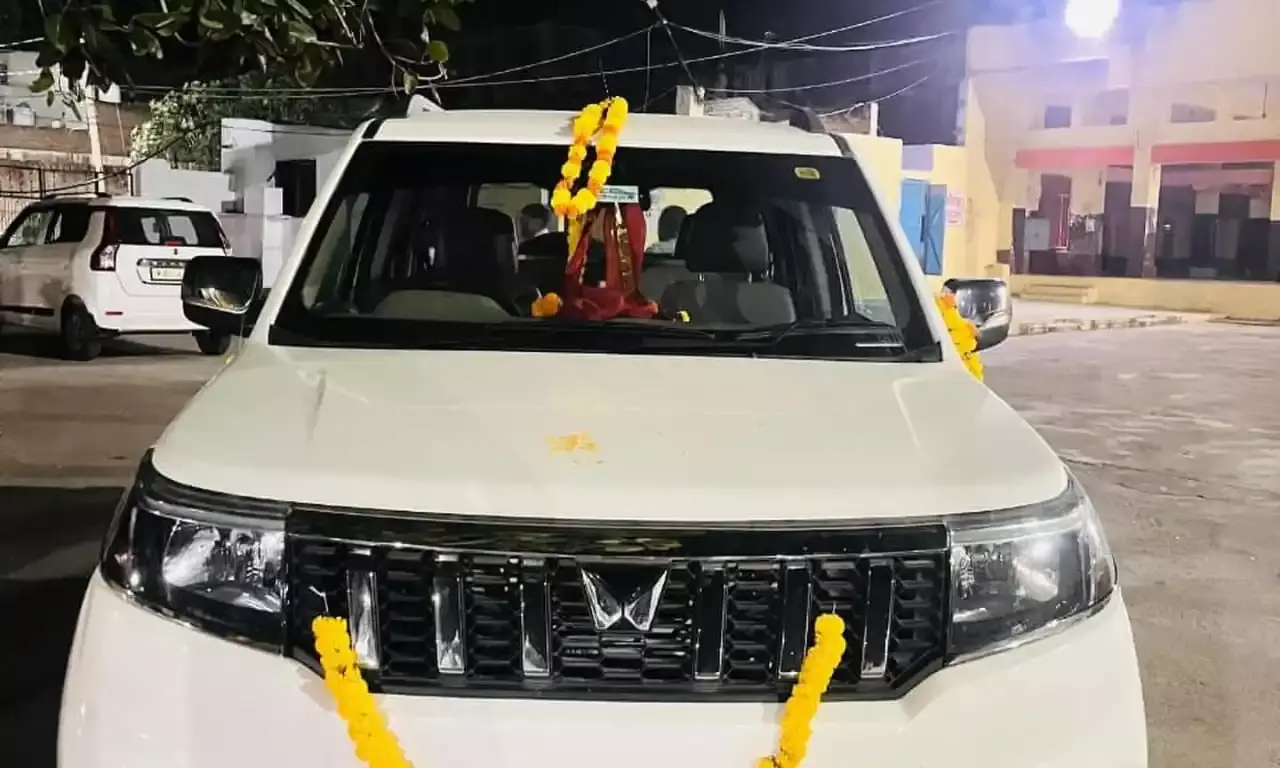 मनोरथ पूर्ण होने पर श्री कोटड़ी चारभुजा नाथ मंदिर में बोलेरो कार भेंट