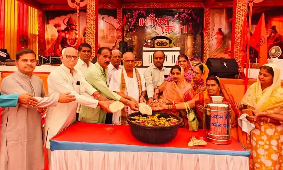 रामकथा में राम नाम के तैरते पत्थरों के दर्शन कर भाव विभौर हुए श्रद्धालु