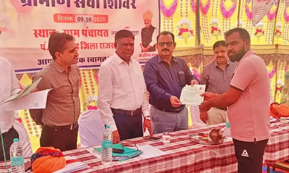 कलक्टर ने नरदास  ग्रामीण सेवा शिविर में ग्रामीणों को सौंपे पट्टे, फसल बीमा पॉलिसी और सॉइल हेल्थ कार्ड