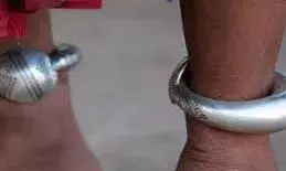 महिला के पैर काटकर लूटे चांदी के कड़े, सड़क पर तड़पती रही, युवक और उसकी गर्लफ्रेंड गिरफ्तार