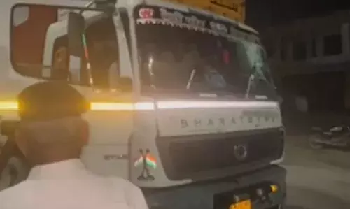 इंदौर की तरह बीकानेर में बेकाबू ट्रक का तांडव, महिला को टक्कर मारने के बाद 15 किलोमीटर तक मचाया कहर इंदौर की तरह बीकानेर में बेकाबू ट्रक का तांडव, महिला को टक्कर मारने के बाद 15 किलोमीटर तक मचाया कहर