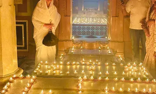 चंद्रप्रभु भगवान का किया दुग्धाभिषेक, मंदिर में 1008 दीपक से हुई दीप आराधना