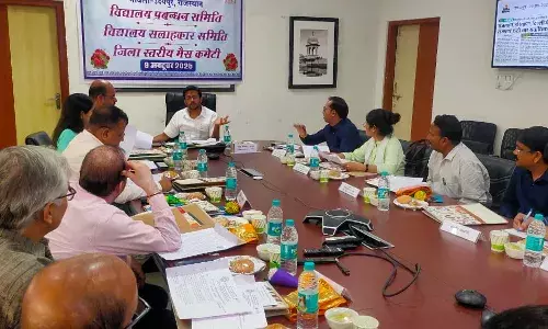 शैक्षिक गुणवत्ता को बनाए रखते हुए बच्चों को खेल और कला क्षेत्रों में भी दें बढ़ावा - जिला कलक्टर