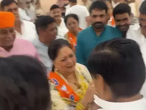 नाल एयरपोर्ट पर वसुंधरा–डोटासरा की मुलाकात, बोले- “मैं तो जा रह्यो थो, आप आयो तो रुक गयो”