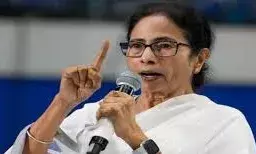 चुनाव आयोग पर ममता का तीखा हमला: अधिकारियों को धमकाने का आरोप चुनाव आयोग पर ममता का तीखा हमला: अधिकारियों को धमकाने का आरोप