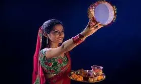 भीलवाड़ा में करवा चौथ की धूम, सुबह से मह‍िलाओं ने रखा व्रत, शाम को चांद दिखने पर करेंगी पूजा,  कृतिका नक्षत्र और सिद्धि योग का बन रहा संयोग