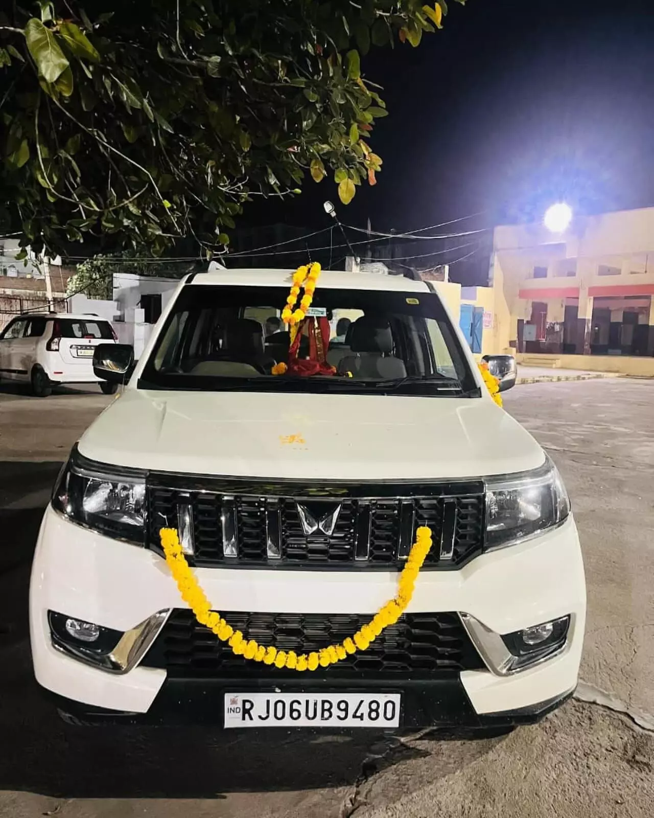 मनोरथ पूर्ण होने पर श्री कोटड़ी चारभुजा नाथ मंदिर में बोलेरो कार भेंट