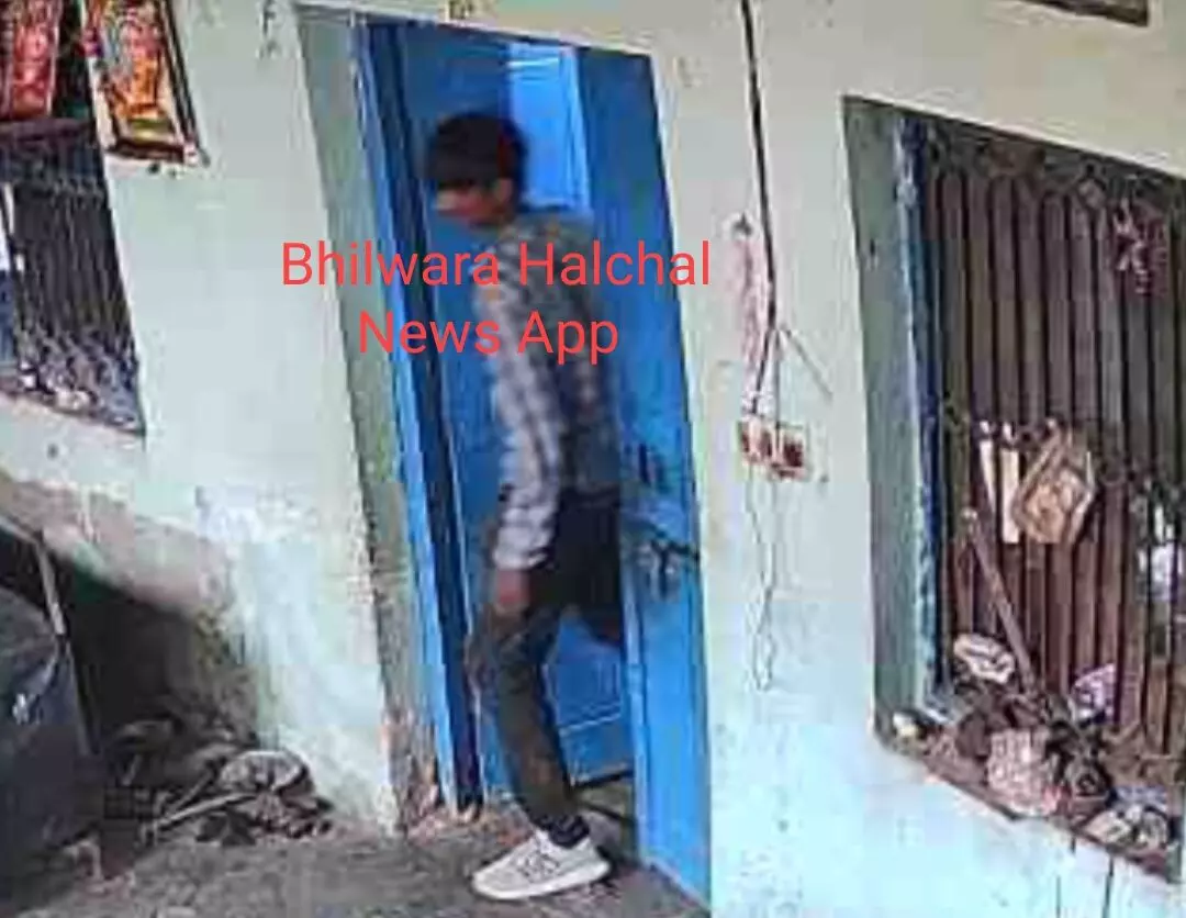 अल सुबह चोरों ने मकान पर बोला धावा, एक किलो चांदी के जेवर पर किया हाथ साफ, सीसी टीवी में कैद हुई वारदात अल सुबह चोरों ने मकान पर बोला धावा, एक किलो चांदी के जेवर पर किया हाथ साफ, सीसी टीवी में कैद हुई वारदात