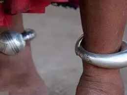 महिला के पैर काटकर लूटे चांदी के कड़े, सड़क पर तड़पती रही, युवक और उसकी गर्लफ्रेंड गिरफ्तार महिला के पैर काटकर लूटे चांदी के कड़े, सड़क पर तड़पती रही, युवक और उसकी गर्लफ्रेंड गिरफ्तार