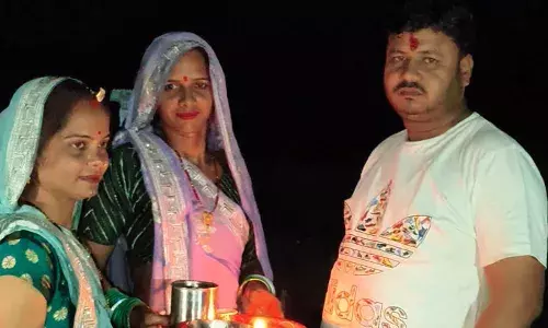 करवा चौथ पर अनोखी मिसाल : कांग्रेस मंडल अध्यक्ष की दोनों पत्नियों ने रखा चौथ माता का व्रत