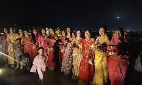 सुहागिनों ने सामूहिक करवा चौथ व्रत कर पति की लंबी उम्र की कामना की