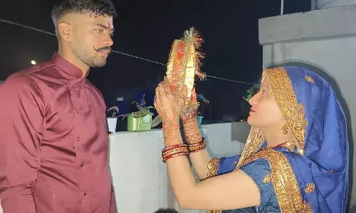 अखंड सौभाग्य सुहाग की कामना को लेकर महिलाओं ने रखा करवा चौथ का व्रत