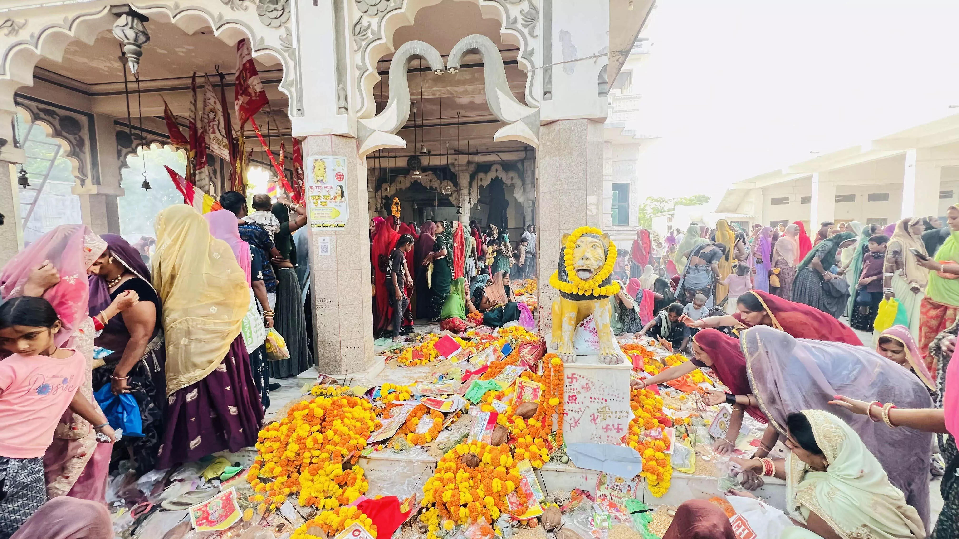 रायला के चौथ मातेश्वरी मंदिर पर करवा चौथ पर उमड़ा जन सैलाब*