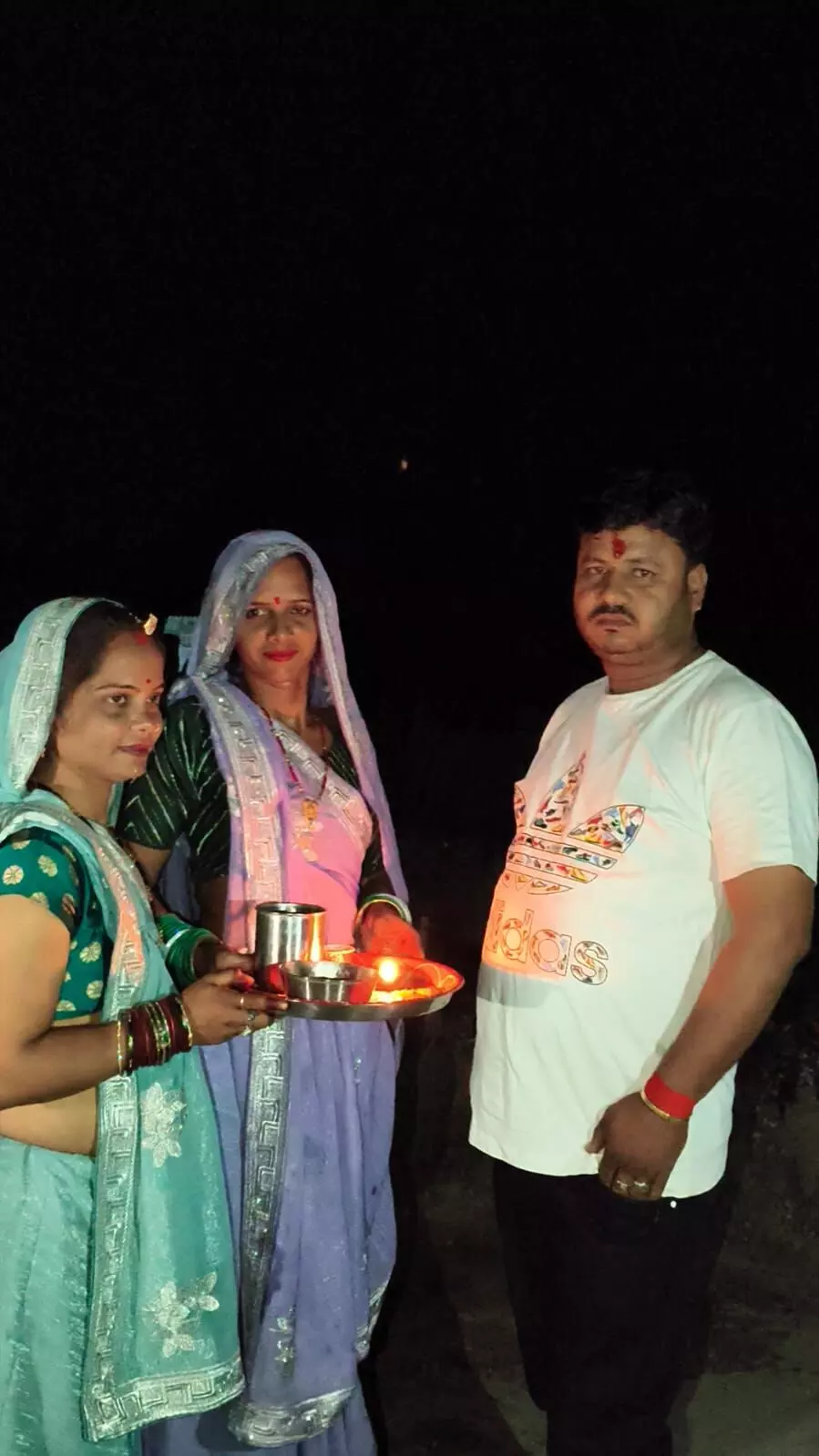 करवा चौथ पर अनोखी मिसाल : कांग्रेस मंडल अध्यक्ष की दोनों पत्नियों ने रखा चौथ माता का व्रत