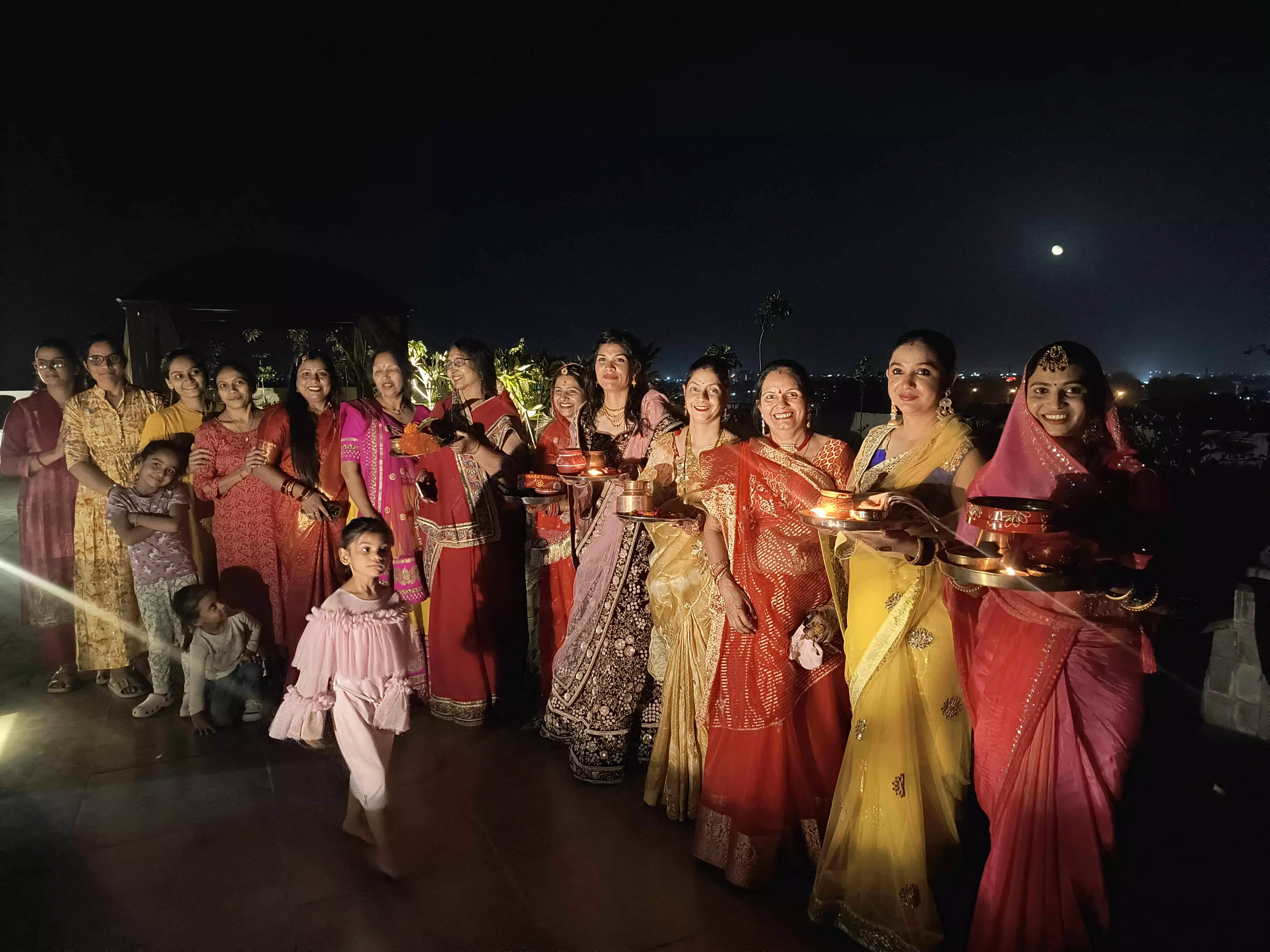 सुहागिनों ने सामूहिक करवा चौथ व्रत कर पति की लंबी उम्र की कामना की