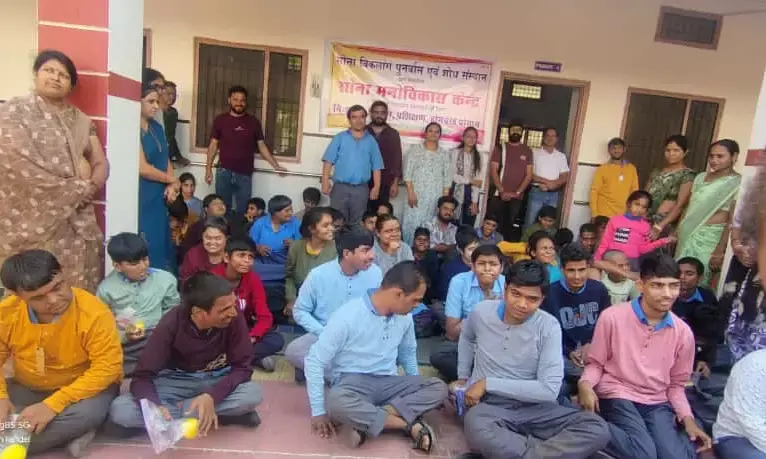 मानसिक दिव्यागं बालकों ने मनाई दीपावली