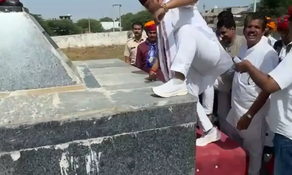 शाहपुरा विधायक ने जूते पहन कर किया बाबा साहब की प्रतिमा का अनावरण