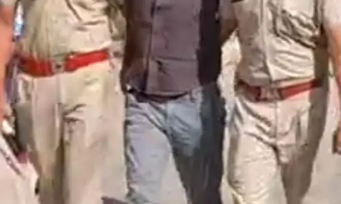 नाबालिग निरुद्ध, पिस्टल बरामद, बाजार में निकाली पैदल परेड