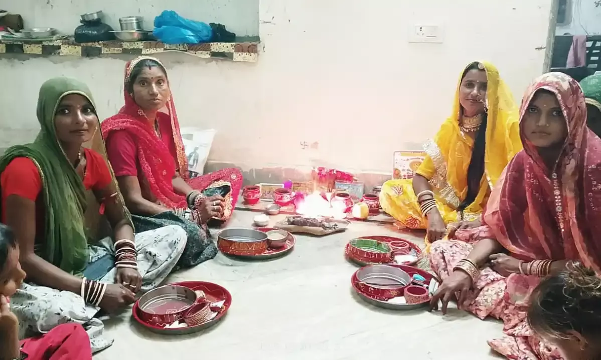 सुहागिन महिलाओं ने छलनी में चांद का किया दीदार, चंद्रमा को अर्ध्य देकर, रखा पति की लंबी उम्र के लिए करवा चौथ का व्रत