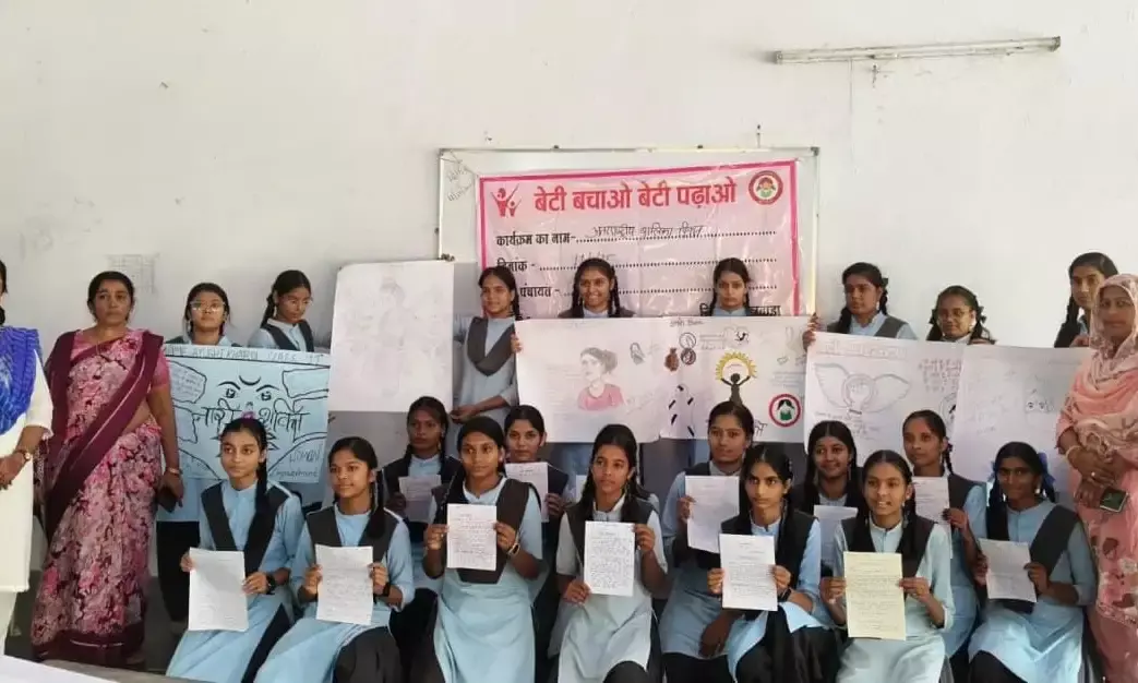 पोस्टर व निबंध प्रतियोगिता के माध्यम से छात्राओं ने दिया सशक्त संदेश
