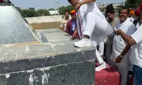 शाहपुरा विधायक ने जूते पहन कर किया बाबा साहब की प्रतिमा का अनावरण