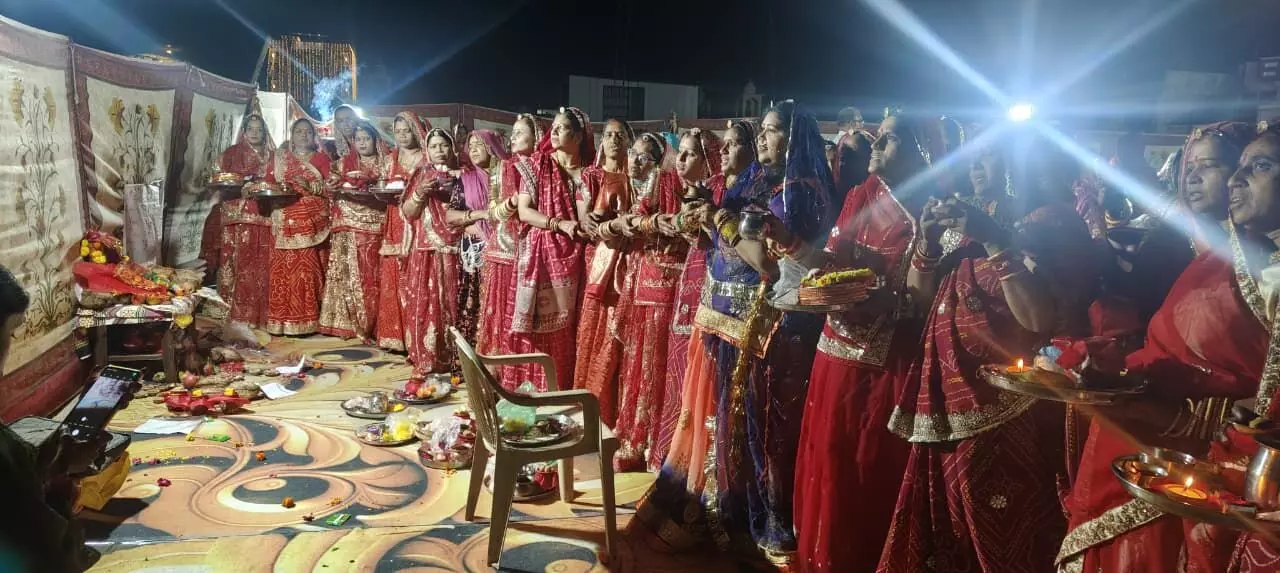 माली समाज पंचायत संस्थान ने किया सामूहिक करवा चौथ उद्यापन का आयोजन, 29 जोड़ों ने की पूजा