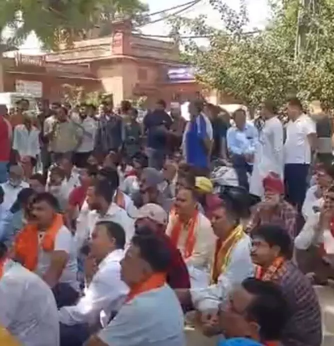 अलवर में युवक की पीट-पीटकर हत्या, सिर तन से जुदा के नारे लगाए — चचेरे भाई का हाथ टूटा, 13 पर केस दर्ज अलवर में युवक की पीट-पीटकर हत्या, सिर तन से जुदा के नारे लगाए — चचेरे भाई का हाथ टूटा, 13 पर केस दर्ज