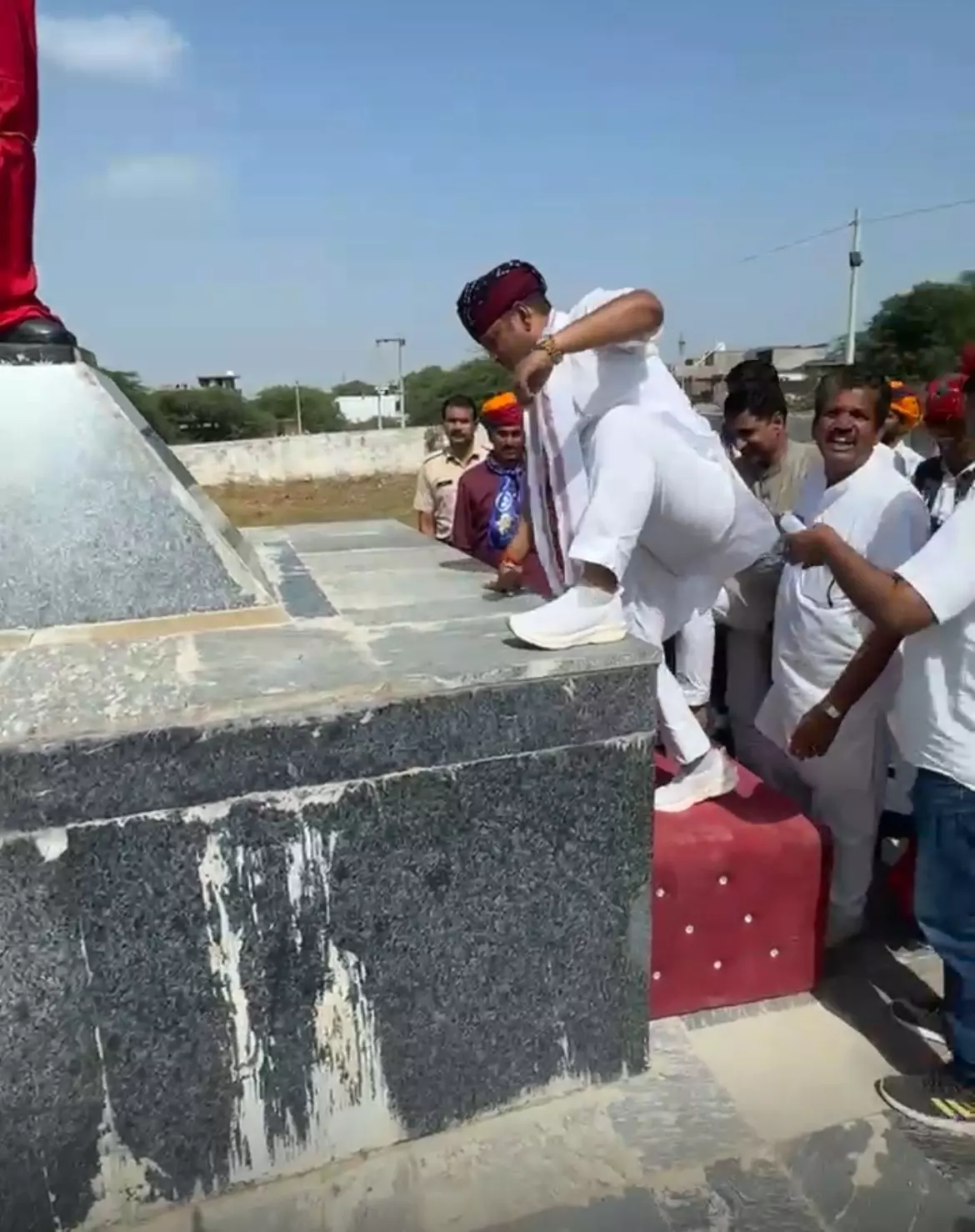 शाहपुरा विधायक ने जूते पहन कर किया बाबा साहब की प्रतिमा का अनावरण