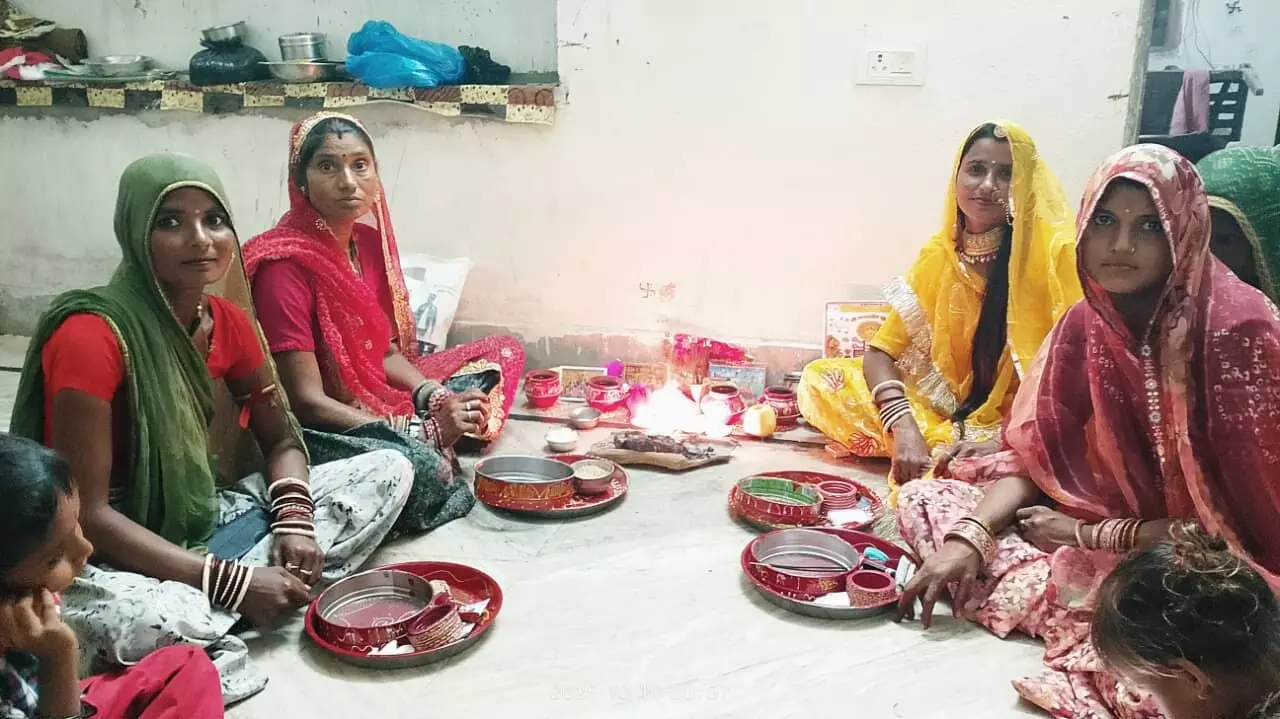 सुहागिन महिलाओं ने छलनी में चांद का किया दीदार, चंद्रमा को अर्ध्य देकर, रखा पति की लंबी उम्र के लिए करवा चौथ का व्रत