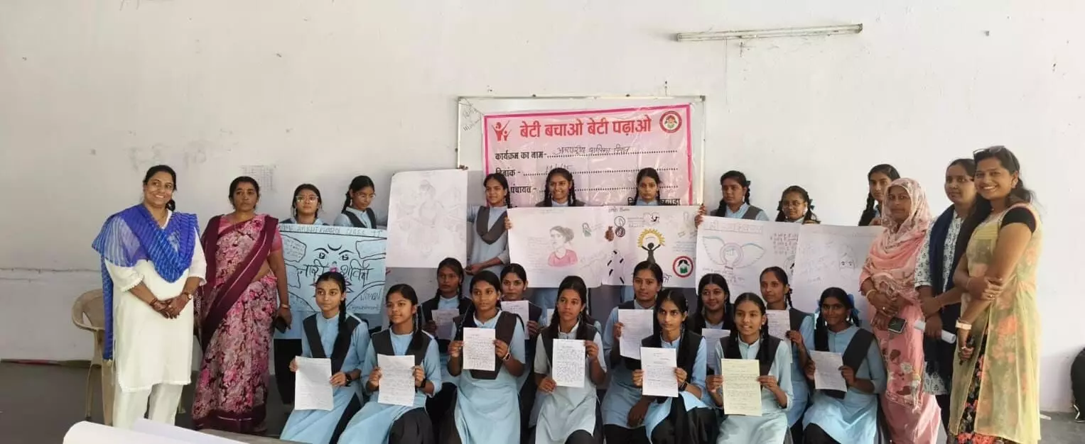 पोस्टर व निबंध प्रतियोगिता के माध्यम से छात्राओं ने दिया सशक्त संदेश