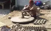 मिट्टी से गढ़ी रोशनी — दीपावली की असली चमक हैं कुम्हार परिवार