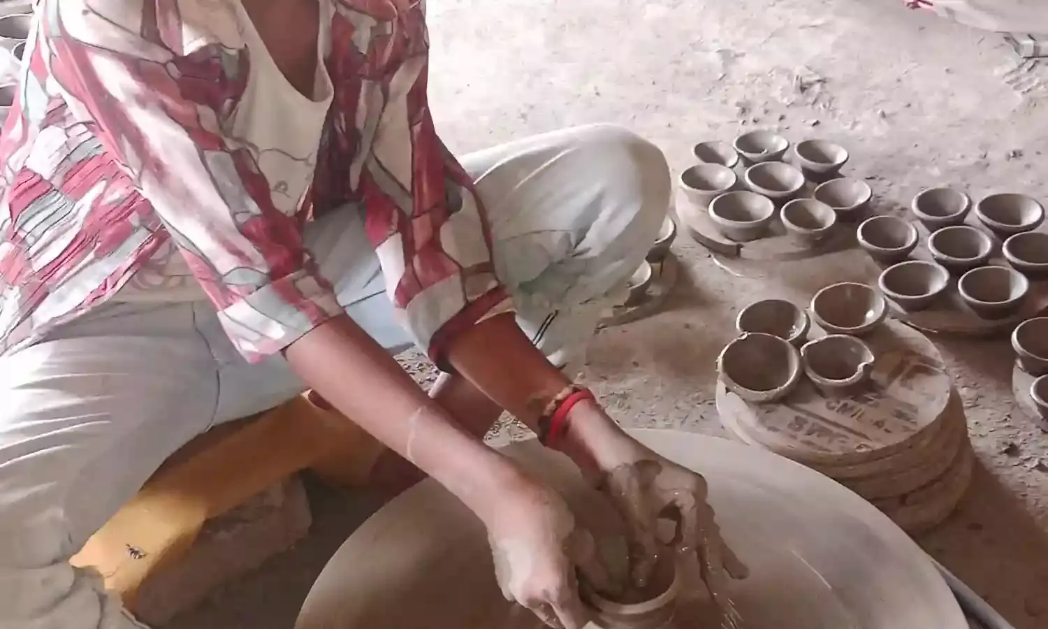 लसाडिया की छात्रा दीपावली पर मिट्टी के दीपक जलाने की प्रेरणा दे रही लसाडिया की छात्रा दीपावली पर मिट्टी के दीपक जलाने की प्रेरणा दे रही