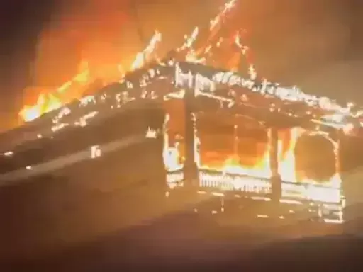 नाग मंदिर में भीषण आग — तीन मंजिला परिसर जलकर राख, करोड़ों का नुकसान**