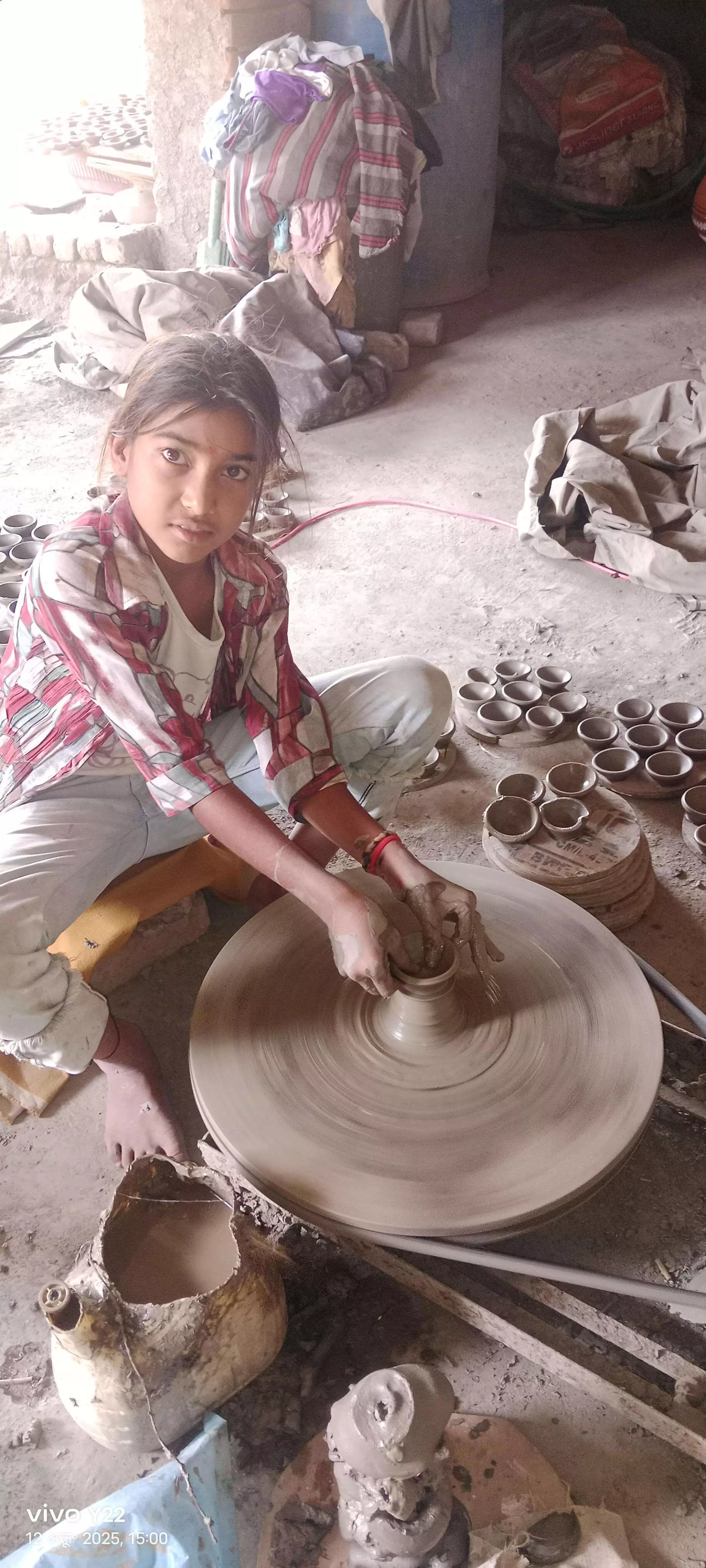 लसाडिया की छात्रा दीपावली पर मिट्टी के दीपक जलाने की प्रेरणा दे रही