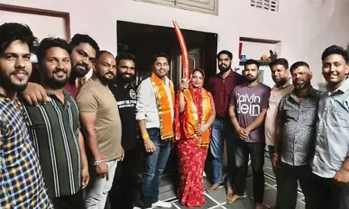 भाजपा शास्त्री मंडल की नई मंत्री खुशी ,रिंकू को युवा एकता मंच ने तलवार भेंट कर किया सम्मानित