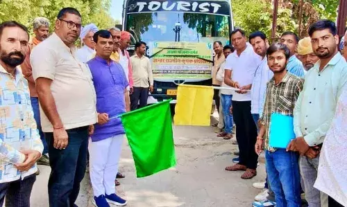 40 कृषक सीखेंगे उन्नत कृषि के गुर, बस को हरी झंडी दिखाकर किया रवाना