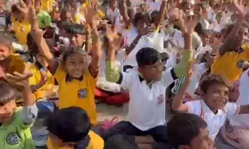 खुशियों की दिवाली के तहत बच्चों को नये कपड़े मिठाई और पटाखों का वितरण