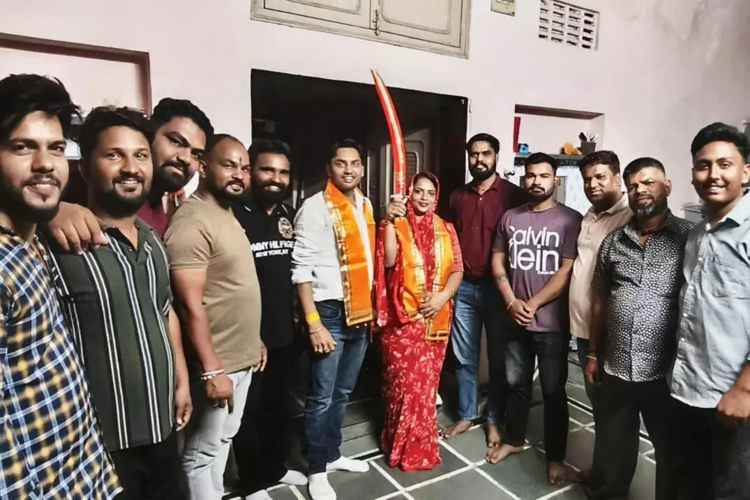 भाजपा शास्त्री मंडल की नई मंत्री खुशी ,रिंकू को युवा एकता मंच ने तलवार भेंट कर किया सम्मानित