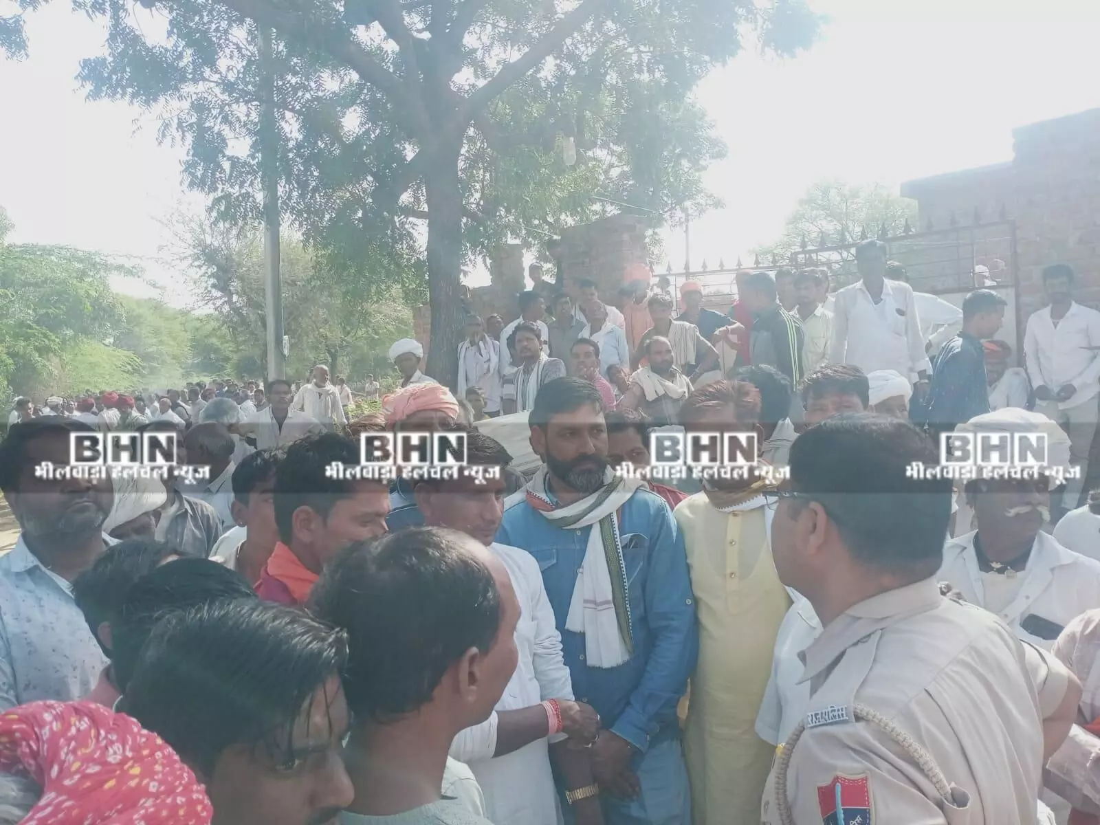 विवाद के चलते तीन घंटे रोकी शव यात्रा , समझाइश के बाद हुआ शव का दाह-संस्कार विवाद के चलते तीन घंटे रोकी शव यात्रा , समझाइश के बाद हुआ शव का दाह-संस्कार