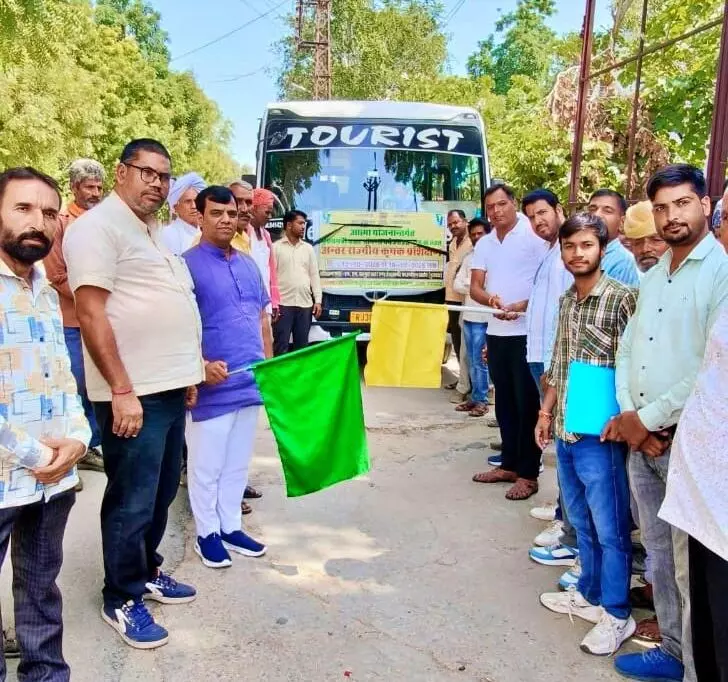 40 कृषक सीखेंगे उन्नत कृषि के गुर, बस को हरी झंडी दिखाकर किया रवाना