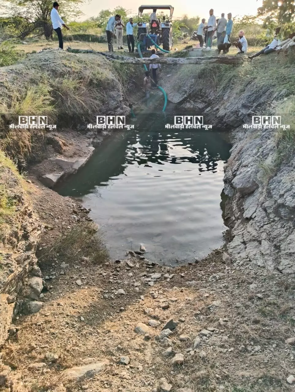 छह साल की बेटी ने दी जानकारी, देर रात मिले शव, गांव में शोक छह साल की बेटी ने दी जानकारी, देर रात मिले शव, गांव में शोक