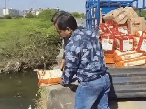 अहमदाबाद से लाया गया 2175 किलो मिलावटी मिल्क केक और मावा नाले में बहाया गया अहमदाबाद से लाया गया 2175 किलो मिलावटी मिल्क केक और मावा नाले में बहाया गया