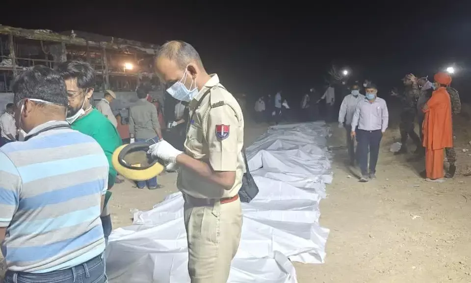 चित्तौड़गढ़ की  बस में आग से पत्रकार सहित 20 यात्री जिंदा जल मरे :15 लोग झुलसे,चलती गाड़ी से कूदे लोग