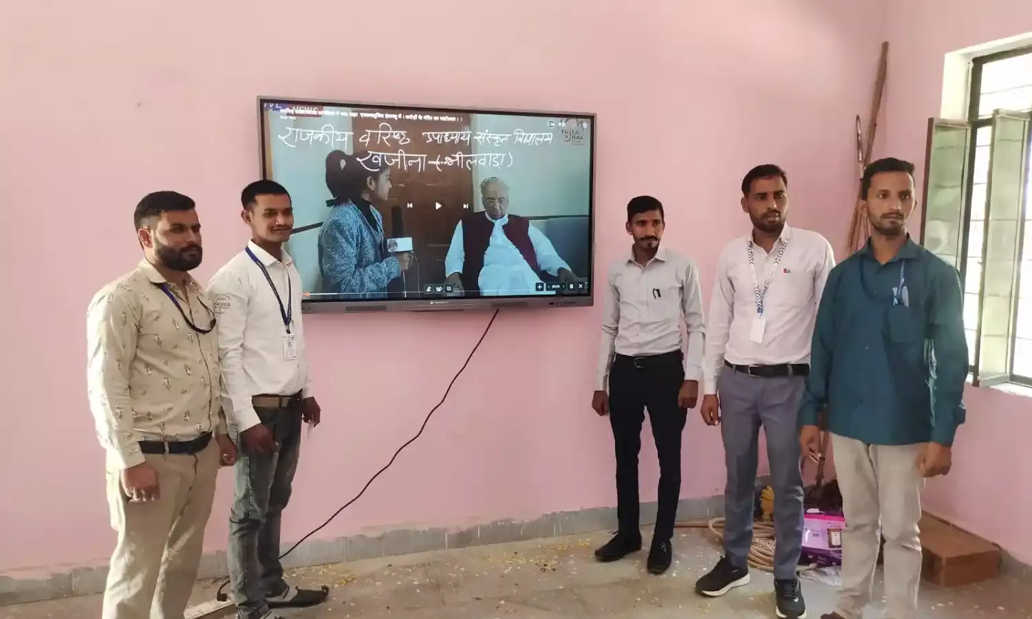 डिजिटल बोर्ड भेंट किया