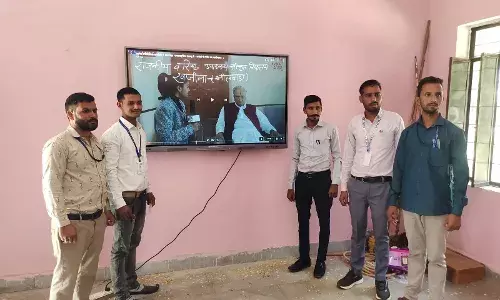 डिजिटल बोर्ड भेंट किया